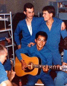 Auteret dit Banzaï, (guitare) et moi (guitare dans le coin gauche). Les autres je n'arrive pas à remettre les noms dessus.