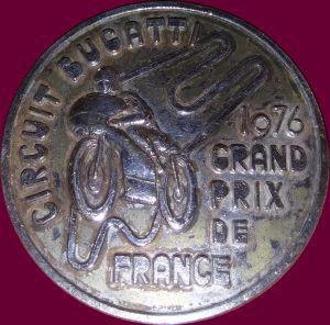 Broche en métal, commémorative du Grand Prix de France 1976 circuit Bugatti Le Mans.