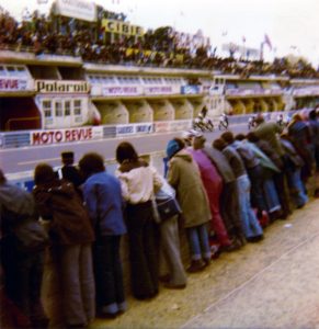 Avec le bonnet bleu, mon cousin Luc devant un départ au GP de France 76.