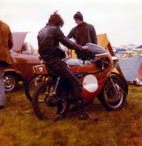 Mon oncle Didier avec sa Gitane Testi préparée course (orange) et son pote (la grise) - GP de France 76. Venus du Val d'Oise jusqu'à Le Mans.
