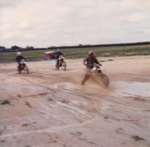 2 de mes copains avaient eux aussi acheté un YZ en 1980 (Daniel, Philippe et ? devant)