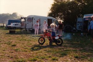 Julien FURA avec les petites roues, bien surveillé par grand père et maman.