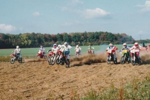Petite course sur prairie pour s'amuser le dernier jour d'un stage de pilotage. (Alain Fura s'amuse avec nous)