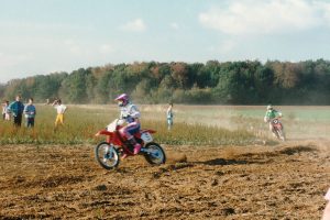 Petite course sur prairie pour s'amuser le dernier jour d'un stage de pilotage avec Alain Fura. (mon frère devant et moi derrière)