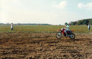 Petite course sur prairie pour s'amuser le dernier jour d'un stage de pilotage avec Alain Fura. (moi)
